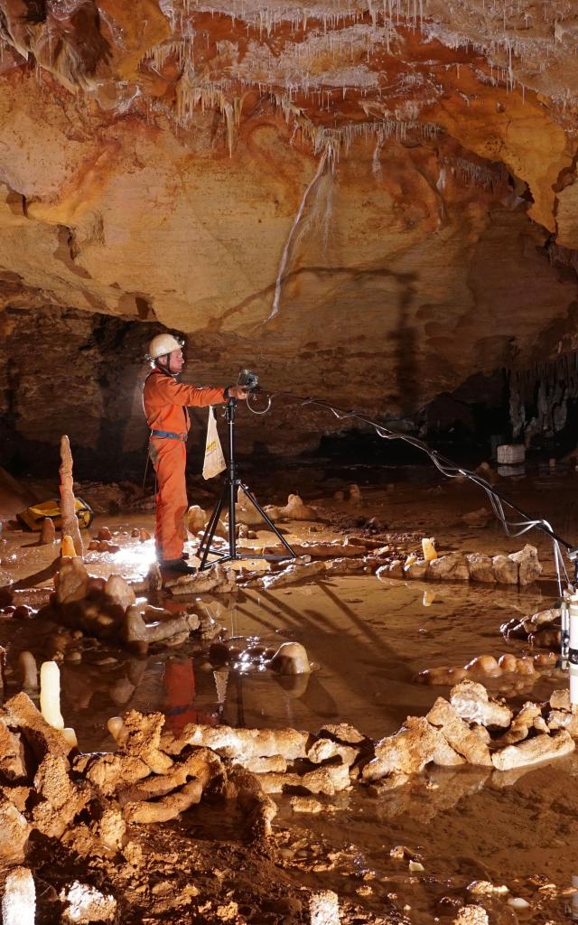 Prise de mesures pour létude archéo-magnétique de la grotte de Bruniquel, Tarn-et-Garonne. Cette grotte comporte des structures aménagées datées denviron 176 500 ans. Léquipe scientifique a développé un nouveau concept, celui de spéléofacts, pour nommer ces stalagmites brisées et agencées. Linventaire de ces 400 spéléofacts montre des stalagmites agencées et bien calibrées qui totalisent 112 mètres cumulés et un poids estimé à 2,2 tonnes de matériaux déplacés. Ces structures sont composées déléments alignés, juxtaposés et superposés (sur 2, 3 et même 4 rangs). Cette découverte recule considérablement la date de fréquentation des grottes par lHomme, la plus ancienne preuve formelle datant jusquici de 38 000 ans (Chauvet). Elle place ainsi les constructions de Bruniquel parmi les premières de lhistoire de lHumanité. Ces travaux ont été menés par une équipe internationale impliquant notamment Jacques Jaubert de luniversité de Bordeaux, Sophie Verheyden de lInstitut royal des Sciences naturelles de Belgique (IRSNB) et Dominique Genty du CNRS, avec le soutien logistique de la Société spéléo-archéologique de Caussade, présidée par Michel Soulier. UMR5199 DE LA PREHISTOIRE A L'ACTUEL : CULTURE, ENVIRONNEMENT ET ANTHROPOLOGIE ,UMR8212 Laboratoire des Sciences du Climat et de l'Environnement  20160048_0006