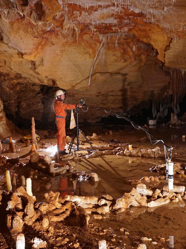 Prise de mesures pour létude archéo-magnétique de la grotte de Bruniquel, Tarn-et-Garonne. Cette grotte comporte des structures aménagées datées denviron 176 500 ans. Léquipe scientifique a développé un nouveau concept, celui de spéléofacts, pour nommer ces stalagmites brisées et agencées. Linventaire de ces 400 spéléofacts montre des stalagmites agencées et bien calibrées qui totalisent 112 mètres cumulés et un poids estimé à 2,2 tonnes de matériaux déplacés. Ces structures sont composées déléments alignés, juxtaposés et superposés (sur 2, 3 et même 4 rangs). Cette découverte recule considérablement la date de fréquentation des grottes par lHomme, la plus ancienne preuve formelle datant jusquici de 38 000 ans (Chauvet). Elle place ainsi les constructions de Bruniquel parmi les premières de lhistoire de lHumanité. Ces travaux ont été menés par une équipe internationale impliquant notamment Jacques Jaubert de luniversité de Bordeaux, Sophie Verheyden de lInstitut royal des Sciences naturelles de Belgique (IRSNB) et Dominique Genty du CNRS, avec le soutien logistique de la Société spéléo-archéologique de Caussade, présidée par Michel Soulier. UMR5199 DE LA PREHISTOIRE A L'ACTUEL : CULTURE, ENVIRONNEMENT ET ANTHROPOLOGIE ,UMR8212 Laboratoire des Sciences du Climat et de l'Environnement  20160048_0006