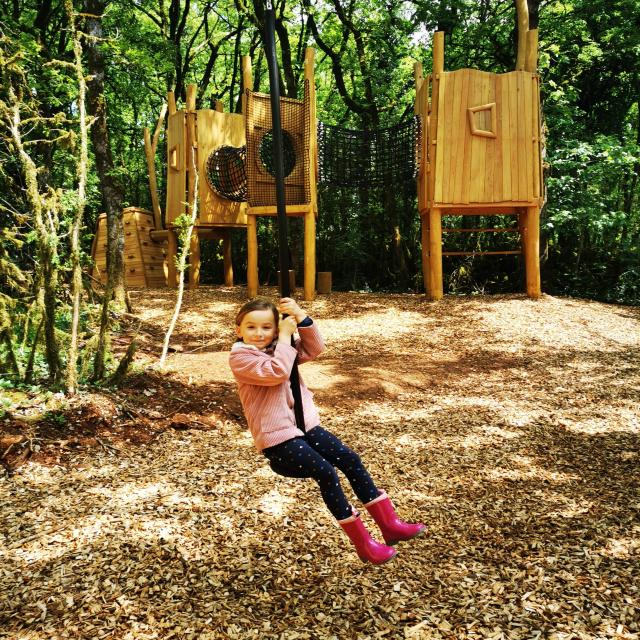 Aire de jeux autour de la Grotte